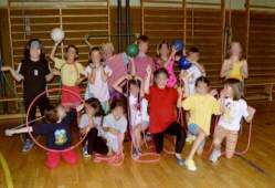 Die Tanzgruppe des Schuljahres 2000/2001. Leitung: H. Augustin